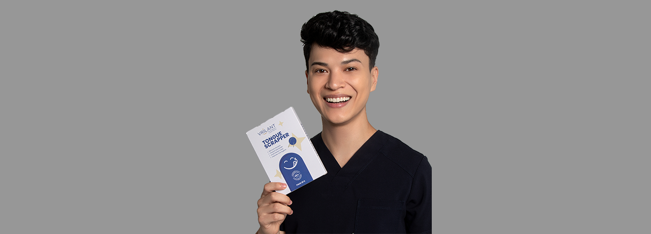 tu dentista ideal con caja de vrilant en la mano